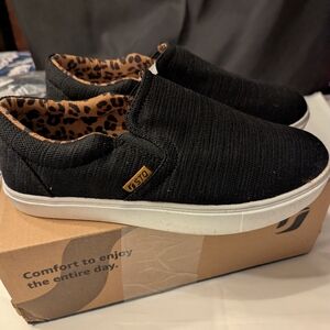 Black Slip-On STQ 7.5 Womens Sneakers with Leopard Print Lining New Open Box